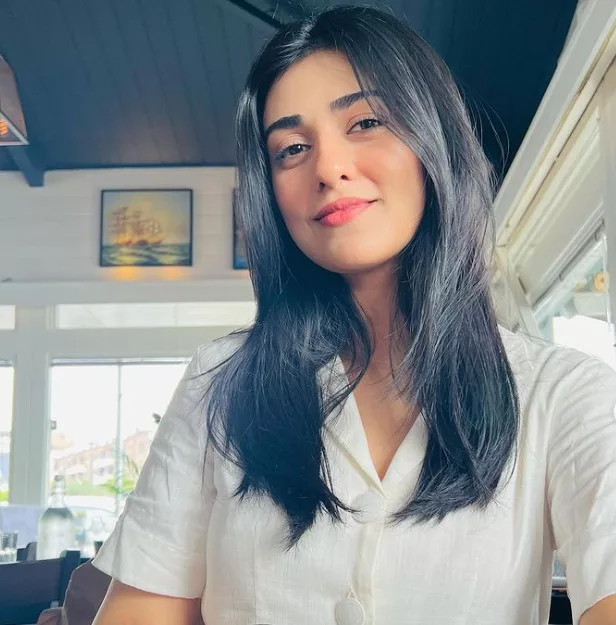 Sarah Khan Biography | Age, Height, Family, Husband 