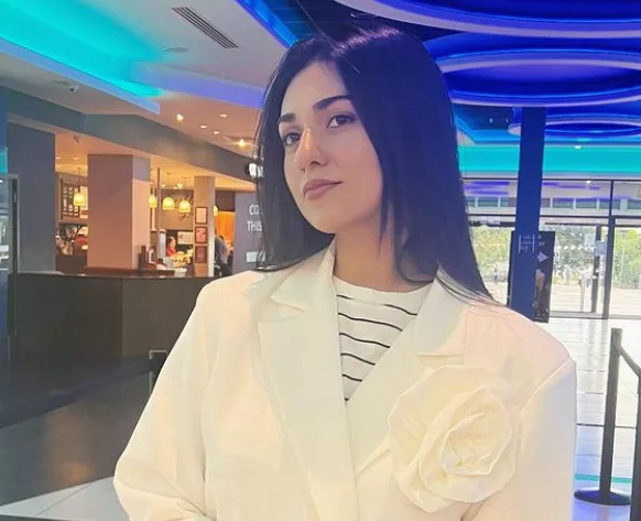 Sarah Khan Biography | Age, Height, Family, Husband 