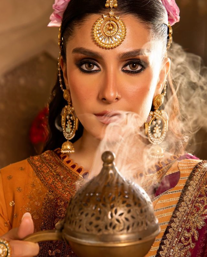 Ayeza Khan Clarifies Silence on Palestine: "Praying is More Powerful than Posting" 2 image 7