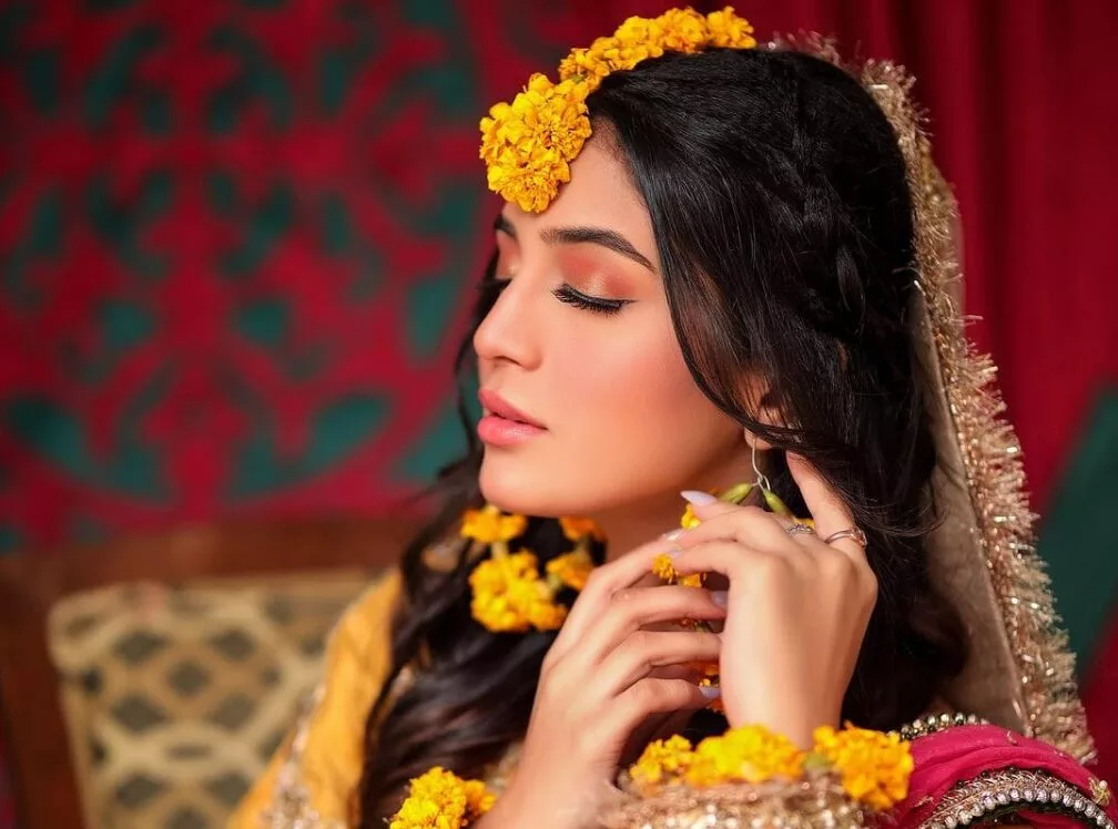 Laiba Khan Biography | Age, Net Worth, Family, Height, Husband 7 Laiba Khan in mahndi dress and look