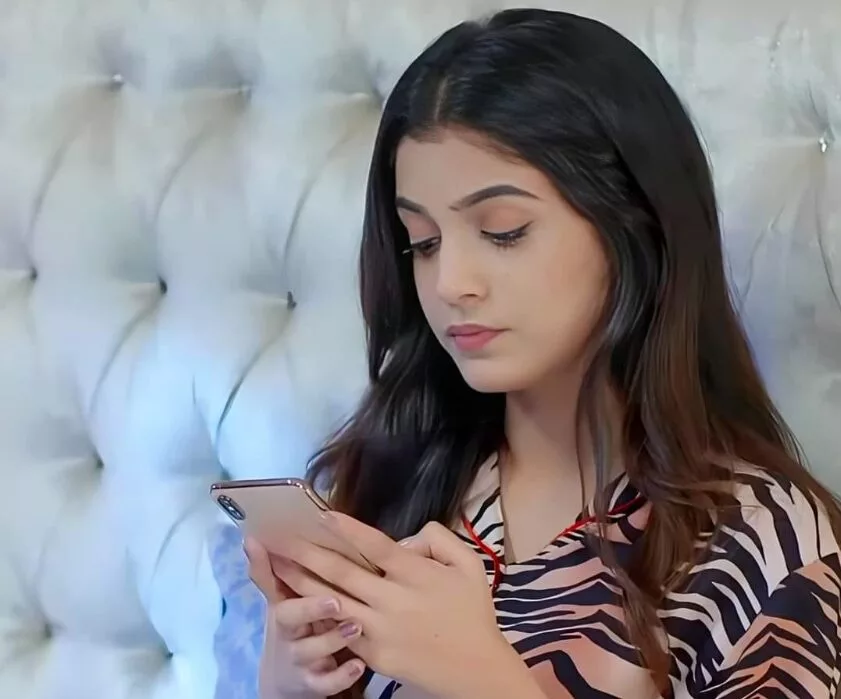 Laiba Khan Biography | Age, Net Worth, Family, Height, Husband 11 Laiba Khan Using phone, social media