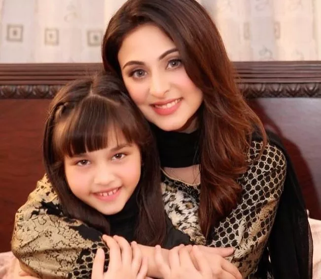 Aruba Mirza Biography | Age, Net Worth, Family, Height, Husband 7 Aruba Mirza with her first Daughter