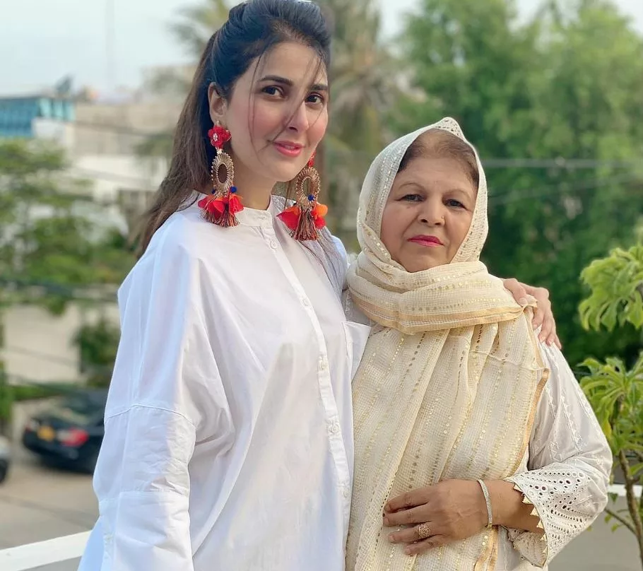 Areeba Habib Biography | Age, Net Worth, Family, Height, Husband 3 Areeba Habib With her Mother Nusrat