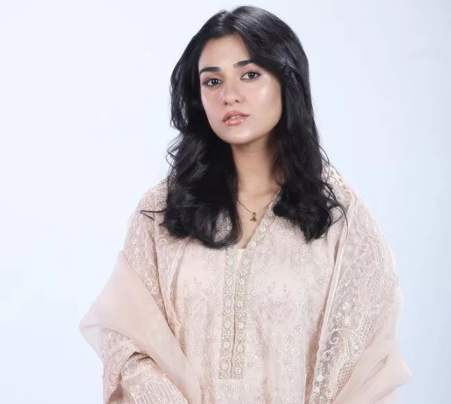 Sarah Khan Biography | Age, Height, Family, Husband 