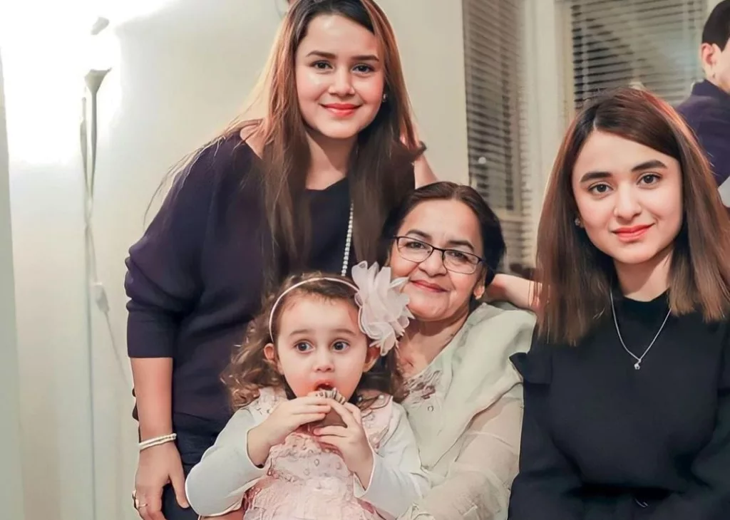 Yumna Zaidi Biography | Age, Net Worth, Family, Height, Husband 3 Yumna Zaidi with her family