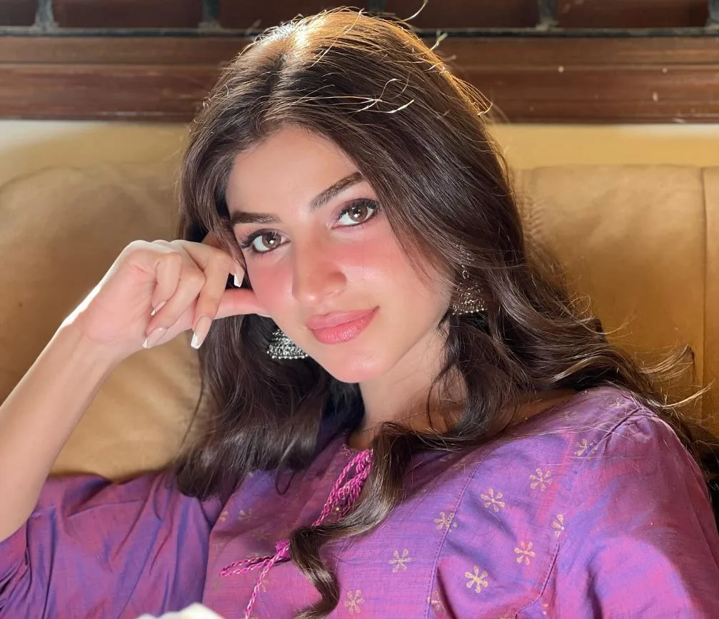 Kinza Hashmi pic in beautiful purple dress, Behind the Scenes: Kinza Hashmi's First Drama Salary Exposed!