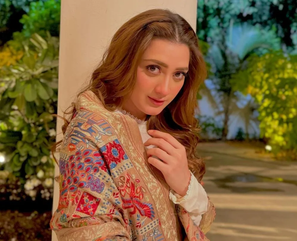 Momina Iqbal Pic with White Folowers