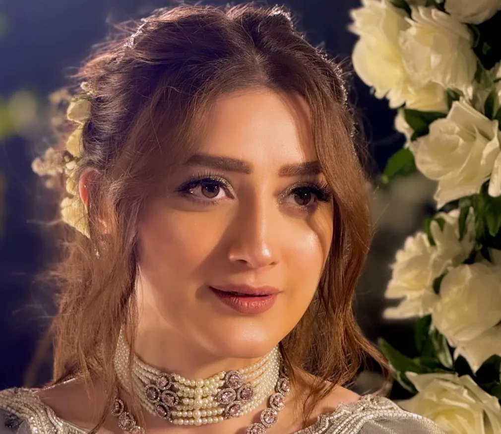 Momina Iqbal Pic with White Folowers 2024