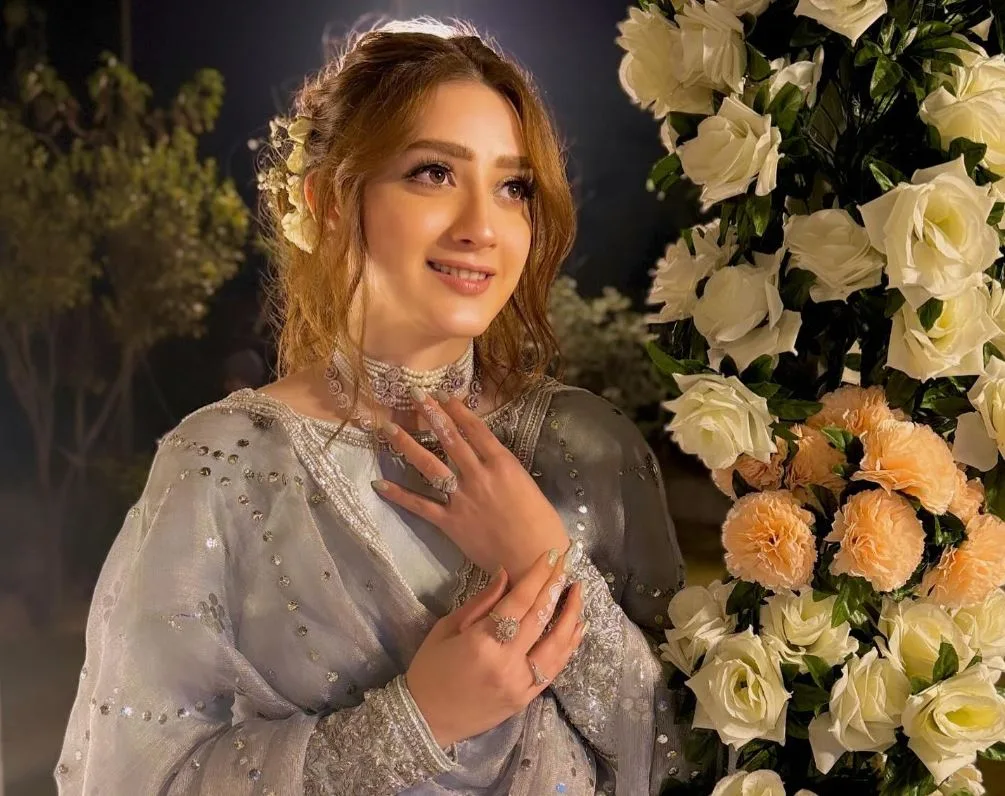 Momina Iqbal Pic with White Folowers