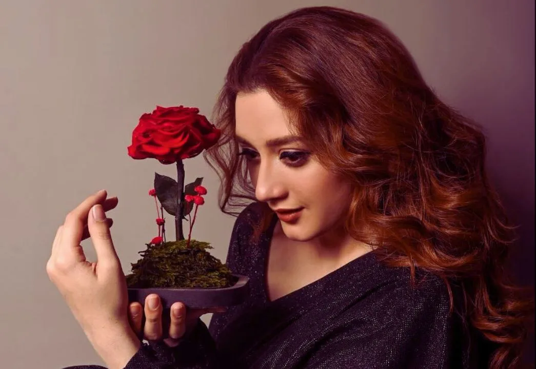 Momina Iqbal Raises Questions as Showbiz Divorce Numbers Rise 1 Momina Iqbal holding Red Rose and wearing Black Dress