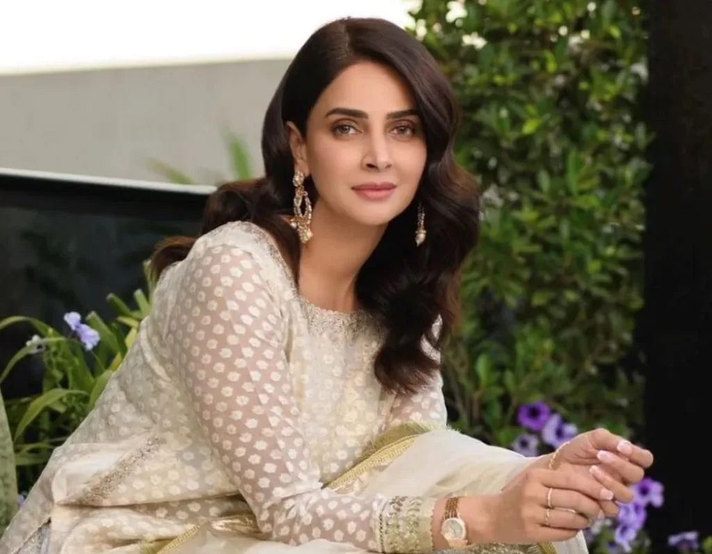 Pagal Khana Drama Actors Saba Qamar as Noor