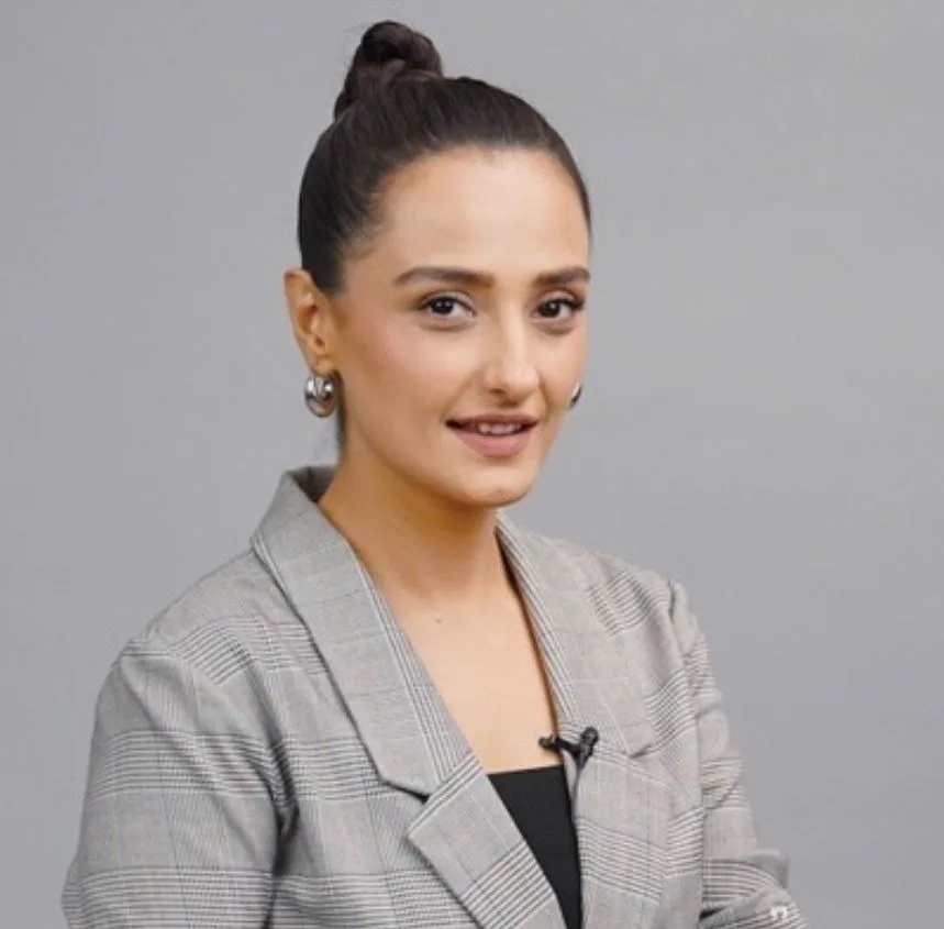 Pagal Khana Drama Actress Momal Sheikh as Doctor