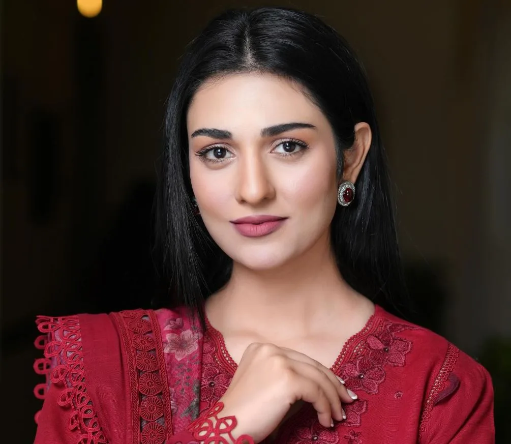 Sarah Khan pic in red dress 2024, Sarah Khan's Secret Dream: Acting Alongside Salman Khan
