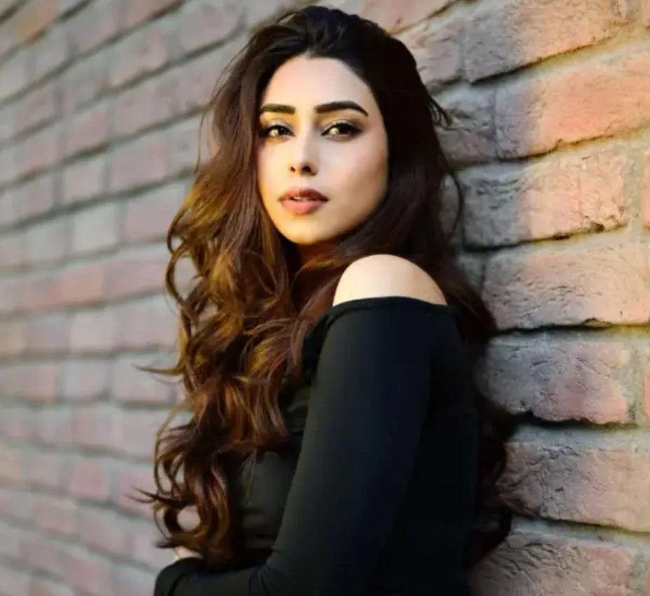 Zulm Cast, Story, Real Actors and Actresses Names With Pictures 8 Zulm Drama cast Amra Kazi as Minal